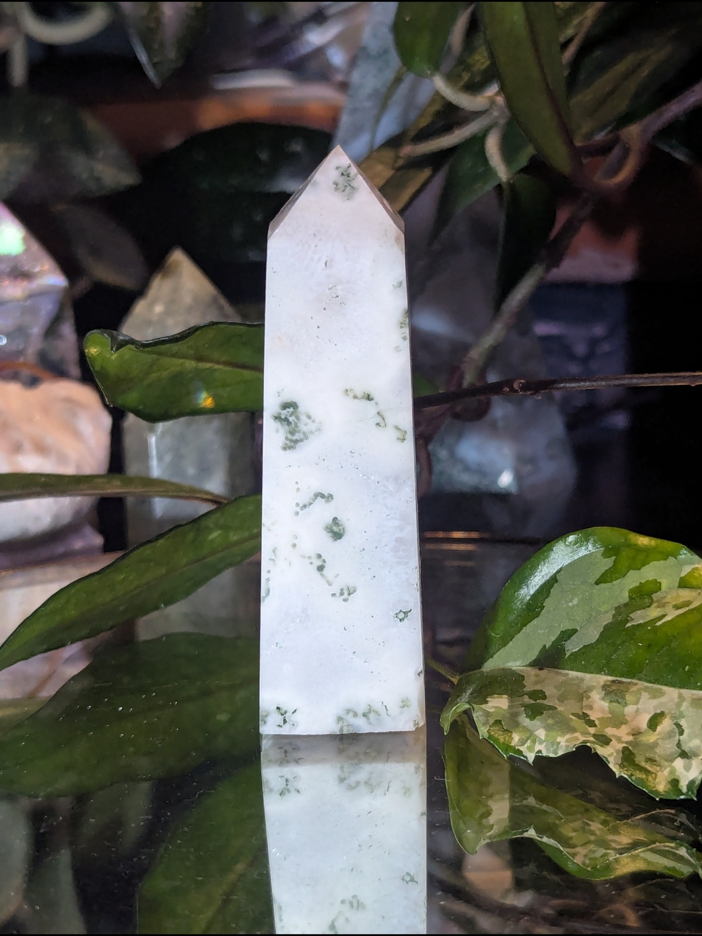 White and Green Moss Agate Point Tower - Veined Lightning With UV Light - Picture 5 of 6